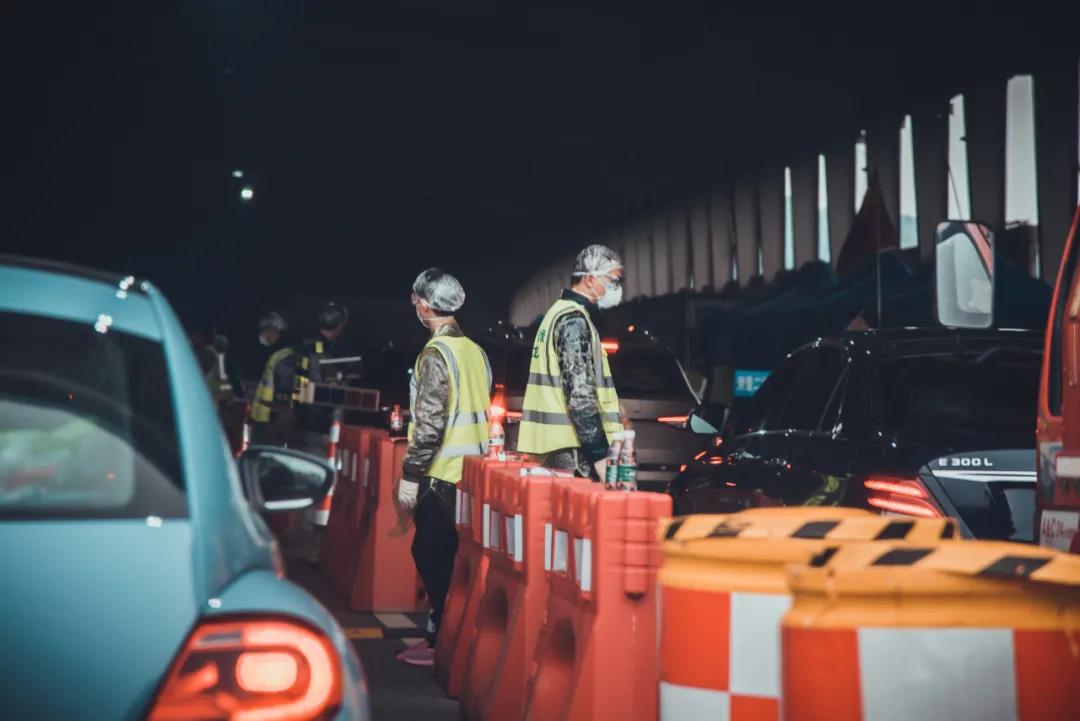 疫情来临,高速公路又增加了体温检测环节 疫情来临,高速公路又增加了体温检测环节